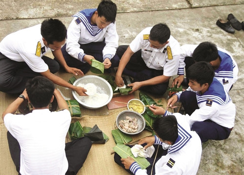 Chiến sĩ đảo Trường Sa Lớn gói bánh chưng Tết