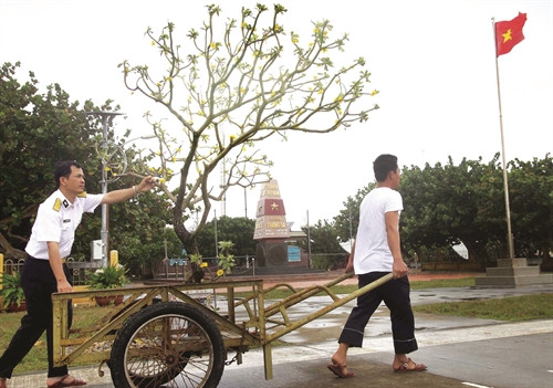 Vận chuyển quà Tết gửi tặng các chiến sĩ trên đảo Song Tử Tây