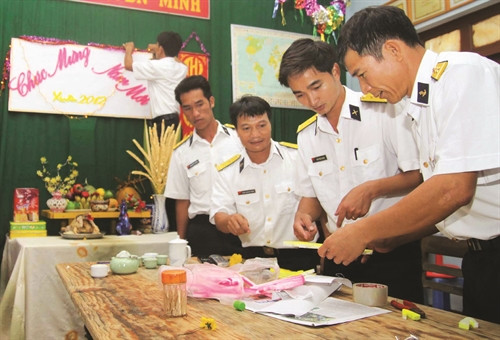 Chiến sĩ đảo Trường Sa Lớn trang trí không gian làm việc, sinh hoạt để chuẩn bị đón Tết