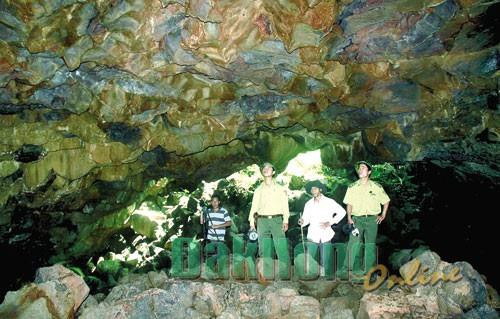 Trong hang động phát hiện nhiều thạch nhũ và cấu trúc đặc trưng núi lửa phun trào. Ảnh: baodaknong.org.vn