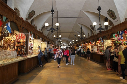 Nằm giữa quảng trường Phố cổ là khu mua sắm đầu tiên của châu Âu, được xây dựng vào thế kỷ XIII có kiến trúc rất đẹp và còn nguyên vẻ bề thế, hoạt động cho đến ngày nay, chủ yếu phục vụ cho khách du lịch. Trong chợ là vô số đồ trang sức, vải vóc, quần áo, đồ thủ công mỹ nghệ.