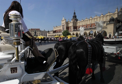 Đi xe ngựa du ngoạn thành phố là nét văn hóa tiêu biểu của Krakow mà bất cứ du khách nào đều khó bỏ qua khi đến cố đô của Ba Lan.
