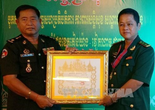 Trung tá Danh Ngọc Sang (phải) nhận Huân chương Hữu nghị của Thủ tướng Campuchia tặng. Ảnh: Lê Sen – TTXVN. Trung tá Danh Ngọc Sang (phải) nhận Huân chương Hữu nghị của Thủ tướng Campuchia tặng. Ảnh: Lê Sen – TTXVN.