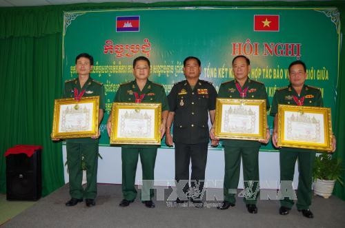Trung tá Danh Ngọc Sang (thứ 2, bên trái) nhận Huân chương Hữu nghị của Thủ tướng Campuchia trao tặng. Ảnh: Lê Sen – TTXVN. Trung tá Danh Ngọc Sang (thứ 2, bên trái) nhận Huân chương Hữu nghị của Thủ tướng Campuchia trao tặng. Ảnh: Lê Sen – TTXVN.
