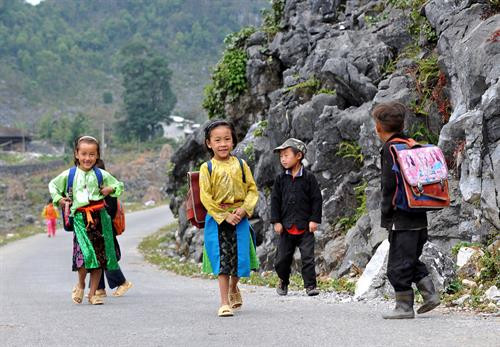 Cuộc sống thường nhất của người dân Cao nguyên đá Đồng Văn. Ảnh: Thanh Hà Chợ Đồng Văn, nơi giao lưu trao đổi hàng hóa. Ảnh: Thanh Hà Cuộc sống thường nhất của người dân Cao nguyên đá Đồng Văn. Ảnh: Thanh Hà Cột cờ Lũng Cú trên cao nguyên Đồng Văn. Ảnh: Thanh Hà Người dân Cao nguyên đá chắt chiu những giọt nước quý giá cho cuộc sống . Ảnh: Thanh Hà Cảnh đẹp của cánh đồng hoa Tam giác mạch nở rộ hai bên đường trên đường dẫn vào huyện Lũng Cú, nơi có địa danh du lịch nổi tiếng quốc gia Cột cờ Lũng Cú. Ảnh: Trọng Đạt Trẻ em vùng cao biên giới Cao nguyên đá Đồng Văn hàng ngày đến trường qua nhiều vách đá treo neo. Ảnh: Thanh Hà