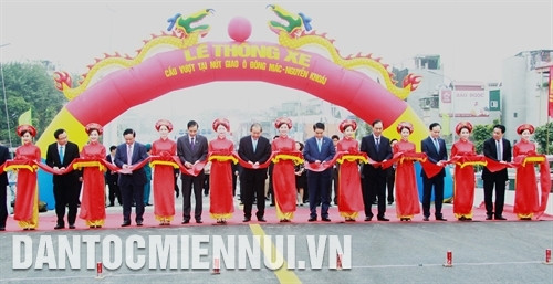 Phó Thủ tướng thường trực Chính phủ Trương Hòa Bình và các đại biểu thực hiện nghi thức cắt băng khánh thành công trình. Ảnh: Phan Ngọc Đức - TTXVN