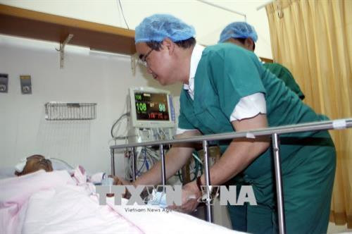 Bí thư Thành ủy Nguyễn Thiện Nhân thăm anh Trần Văn Hoàng, Đội trưởng Đội "hiệp sĩ đường phố" quận Tân Bình, đang điều trị tại Bệnh viện 115. Ảnh: Hoàng Hải - TTXVN Bí thư Thành ủy Nguyễn Thiện Nhân thăm anh Trần Văn Hoàng, Đội trưởng Đội "hiệp sĩ đường phố" quận Tân Bình, đang điều trị tại Bệnh viện 115. Ảnh: Hoàng Hải - TTXVN