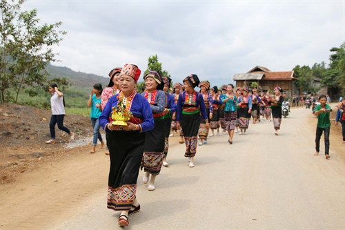 Đoàn người "đi xin nước" ở các gia đình trong bản.
