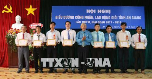 Ông Nguyễn Thiện Phú, Chủ tịch Liên đoàn Lao động tỉnh An Giang, tặng Bằng khen “Lao động sáng tạo” của Tổng Liên đoàn Lao động Việt Nam cho 8 cá nhân có nhiều thành tích xuất sắc. Ảnh: Công Mạo – TTXVN