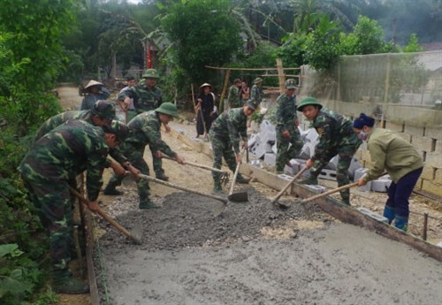 Cán bộ, chiến sỹ Đồn Biên phòng Cửa khẩu Lý Vạn giúp nhân dân làm đường vào xóm Bản Khoòng, xã Lý Quốc (Hạ Lang). Cán bộ, chiến sỹ Đồn Biên phòng Cửa khẩu Lý Vạn giúp nhân dân làm đường vào xóm Bản Khoòng, xã Lý Quốc (Hạ Lang).