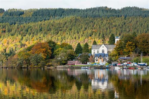 Bãi biển hoang sơ: Các bãi biển của Scotland đều được xếp vào hàng đẹp nhất nước Anh. Với vẻ đẹp hoang sơ, các bãi biển ở đây thường yên tĩnh hơn so với khu vực miền Nam. Đường bờ biển của đảo Lewis và đảo Harris sở hữu nhiều bãi cát trắng giống như vùng Caribbean. Ảnh: Mustseescotland. Ngắm cực quang tuyệt đẹp: Không cần đến vùng Scandinavi để chiêm ngưỡng Aurora (cực quang), bạn có thể ngắm hiện tượng kỳ thú này ở phía Bắc Scotland. Đây là khu vực thường xuyên xuất hiện ánh sáng kỳ ảo của hiện tượng này. Ảnh: Scotlandnow. Vách đá ấn tượng: Vẻ đẹp của Scotland được tạo nên từ những cảnh quan hùng vĩ. Bạn sẽ không thốt lên lời khi chứng kiến những vách đá sa thạch góp phần tạo nên vẻ đẹp đặc biệt của vùng đất này. Các vách đá tự nhiên và cánh đồng hoang lộng gió là những địa điểm đang chờ đợi bạn khám phá. Ảnh: Youtube. Nhiều ngọn núi hùng vĩ: Bên cạnh các bãi biển tuyệt đẹp, Scotland còn có nhiều ngọn núi hùng vĩ. Trong đó, các ngọn núi cao nhất đều có độ cao 900m được gọi là "munros" luôn thu hút rất đông du khách. Bạn có thể leo lên đỉnh núi để ngắm toàn cảnh hoặc dừng lại dọc các con đường chiêm ngưỡng cảnh quan hùng vĩ. Ngoài Ben Nevis là đỉnh cao nhất của vùng Scotland, bạn nên ghé thăm núi Cairngorms và Cuillins.. Ảnh: Munrosscotland. Các ngôi làng đẹp như tranh vẽ: Dọc theo đất liền và các hòn đảo của vùng Scotland là những ngôi làng, thị trấn xinh đẹp thu hút các du khách muốn tránh xa phố xá ồn ào. Du khách sẽ ấn tượng với những ngôi nhà có màu sắc sặc sỡ nằm bên cạnh bến cảng, hoặc các căn nhà màu trắng nép mình bên sườn dốc... Ảnh: Visitscotland Sườn dốc xanh ngắt trong thung lũng: Đây là những khu vực có phong cảnh đẹp ở Scotland, được tạo ra nên từ kỷ băng hà cuối cùng. Bên trong các thung lũng đều có rừng cây xanh mát và dòng sông chảy qua. Ảnh: Theculturetrip. Những hồ nước yên bình: Scotland có 31.000 hồ nước nằm rải rác tại nhiều khu vực khác nhau. Khi đến đây, bạn dễ dàng khám phá những hồ nước đẹp như tranh vẽ nằm dưới chân núi hoặc nằm bên cạnh một thị trấn nhỏ. Nhiều hồ có các ngọn núi xung quanh soi bóng như chiếc gương lớn phản chiếu cảnh sắc thiên nhiên tuyệt đẹp. Ảnh: Mpora. Địa danh nổi tiếng: Khi đến Scotland, bạn đừng quên thăm lâu đài Edinburg cổ kính, hồ Loch Ness nổi tiếng với truyền thuyết về "quái vật hồ Loch Ness" và nhiều công trình lịch sử quan trọng khác. Bãi biển hoang sơ: Các bãi biển của Scotland đều được xếp vào hàng đẹp nhất nước Anh. Với vẻ đẹp hoang sơ, các bãi biển ở đây thường yên tĩnh hơn so với khu vực miền Nam. Đường bờ biển của đảo Lewis và đảo Harris sở hữu nhiều bãi cát trắng giống như vùng Caribbean. Ảnh: Mustseescotland. Ngắm cực quang tuyệt đẹp: Không cần đến vùng Scandinavi để chiêm ngưỡng Aurora (cực quang), bạn có thể ngắm hiện tượng kỳ thú này ở phía Bắc Scotland. Đây là khu vực thường xuyên xuất hiện ánh sáng kỳ ảo của hiện tượng này. Ảnh: Scotlandnow. Vách đá ấn tượng: Vẻ đẹp của Scotland được tạo nên từ những cảnh quan hùng vĩ. Bạn sẽ không thốt lên lời khi chứng kiến những vách đá sa thạch góp phần tạo nên vẻ đẹp đặc biệt của vùng đất này. Các vách đá tự nhiên và cánh đồng hoang lộng gió là những địa điểm đang chờ đợi bạn khám phá. Ảnh: Youtube. Nhiều ngọn núi hùng vĩ: Bên cạnh các bãi biển tuyệt đẹp, Scotland còn có nhiều ngọn núi hùng vĩ. Trong đó, các ngọn núi cao nhất đều có độ cao 900m được gọi là "munros" luôn thu hút rất đông du khách. Bạn có thể leo lên đỉnh núi để ngắm toàn cảnh hoặc dừng lại dọc các con đường chiêm ngưỡng cảnh quan hùng vĩ. Ngoài Ben Nevis là đỉnh cao nhất của vùng Scotland, bạn nên ghé thăm núi Cairngorms và Cuillins.. Ảnh: Munrosscotland. Các ngôi làng đẹp như tranh vẽ: Dọc theo đất liền và các hòn đảo của vùng Scotland là những ngôi làng, thị trấn xinh đẹp thu hút các du khách muốn tránh xa phố xá ồn ào. Du khách sẽ ấn tượng với những ngôi nhà có màu sắc sặc sỡ nằm bên cạnh bến cảng, hoặc các căn nhà màu trắng nép mình bên sườn dốc... Ảnh: Visitscotland Sườn dốc xanh ngắt trong thung lũng: Đây là những khu vực có phong cảnh đẹp ở Scotland, được tạo ra nên từ kỷ băng hà cuối cùng. Bên trong các thung lũng đều có rừng cây xanh mát và dòng sông chảy qua. Ảnh: Theculturetrip. Những hồ nước yên bình: Scotland có 31.000 hồ nước nằm rải rác tại nhiều khu vực khác nhau. Khi đến đây, bạn dễ dàng khám phá những hồ nước đẹp như tranh vẽ nằm dưới chân núi hoặc nằm bên cạnh một thị trấn nhỏ. Nhiều hồ có các ngọn núi xung quanh soi bóng như chiếc gương lớn phản chiếu cảnh sắc thiên nhiên tuyệt đẹp. Ảnh: Mpora. Địa danh nổi tiếng: Khi đến Scotland, bạn đừng quên thăm lâu đài Edinburg cổ kính, hồ Loch Ness nổi tiếng với truyền thuyết về "quái vật hồ Loch Ness" và nhiều công trình lịch sử quan trọng khác.