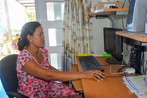 Chị Sà Quyên sử dụng máy tính để học hỏi những mô hình kinh tế hiệu quả. Ảnh: baosoctrang.org.vn Chị Sà Quyên sử dụng máy tính để học hỏi những mô hình kinh tế hiệu quả. Ảnh: baosoctrang.org.vn