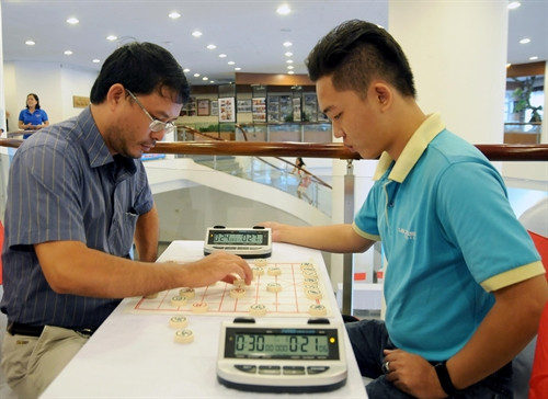 Các kỳ thủ tham gia tranh tài. Ảnh: An Hiếu - TTXVN