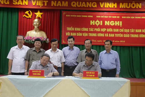 Phó Trưởng Ban Thường trực Ban Chỉ đạo Tây Nam bộ Sơn Minh Thắng và Phó Trưởng ban Thường trực Ban Dân vận Trung ương Thào Xuân Sùng ký kết Chương trình phối hợp công tác. Ảnh: NgọcThiện- TTXVN.