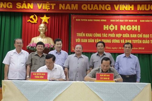 Ông Trần Minh Thống, Phó Trưởng ban Chỉ đạo Tây Nam bộ và ông Phạm Văn Linh, Phó Trưởng ban Tuyên giáo Trung ương ký kết Chương trình phối hợp công tác giữa 2 Ban về lĩnh vực tuyên truyền giai đoạn 2016-2021. Ảnh: NgọcThiện- TTXVN.