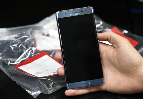 Điện thoại Galaxy Note 7 của Hãng Samsung bị thu hồi tại Orem, Utah, Mỹ ngày 15/9. AFP/TTXVN Điện thoại Galaxy Note 7 của Hãng Samsung bị thu hồi tại Orem, Utah, Mỹ ngày 15/9. AFP/TTXVN