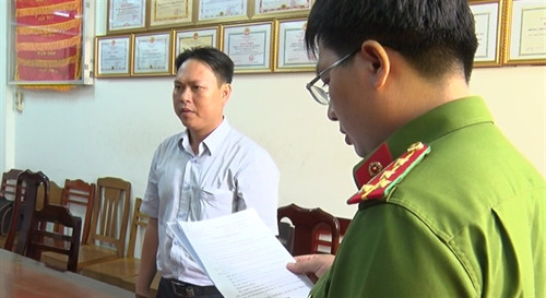 Công an thành phố Cần Thơ đọc lệnh khởi tố, bắt tạm giam nguyên Phó Chánh thanh tra Sở Giao thông vận tải thành phố Cần Thơ Dương Minh Tâm. Ảnh: Thanh Sang- TTXVN Công an thành phố Cần Thơ đọc lệnh khởi tố, bắt tạm giam nguyên Phó Chánh thanh tra Sở Giao thông vận tải thành phố Cần Thơ Dương Minh Tâm. Ảnh: Thanh Sang- TTXVN