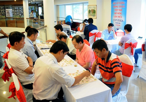 Các kỳ thủ tham gia tranh tài. Ảnh: An Hiếu - TTXVN