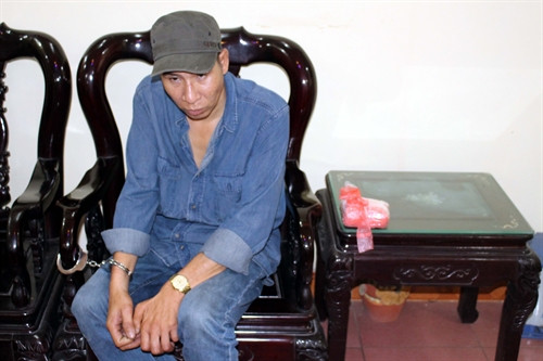 Một trong 4 đối tượng bị bắt tại cơ quan công an. Ảnh: Việt Hùng- TTXVN