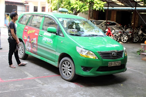 Chiếc xe taxi được các đối tượng sử dụng để vận chuyển ma túy tổng hợp. Ảnh: Việt Hùng- TTXVN
