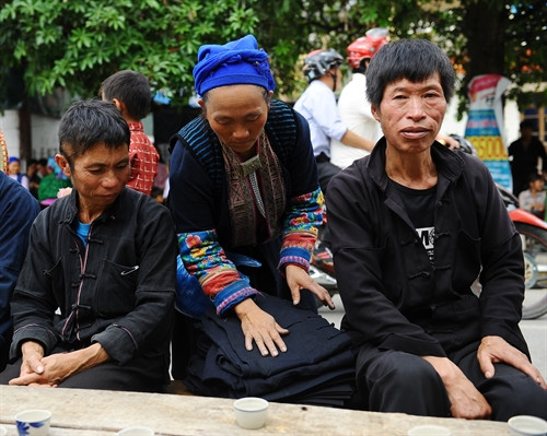 Những chiếc áo vải lanh hoàn thiện sau khi trải qua nhiều công đoạn được người phụ nữ mang ra chợ phiên để bán.