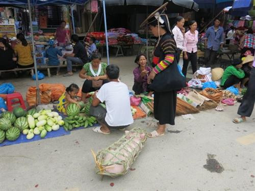 Hài hòa với trang phục là chiếc nón lá đan bằng tre có chóp nhỏ. Hài hòa với trang phục là chiếc nón lá đan bằng tre có chóp nhỏ.
