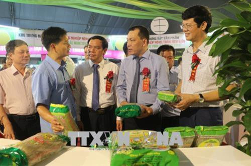 Các đại biểu tham quan các sản phẩm được trưng bày tại Hội chợ. Ảnh: Bích Huệ - TTXVN