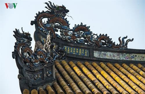 Năm 2016, “Thơ văn trên Kiến trúc cung đình Huế” được ghi danh Di sản Tư liệu Thế giới Khu vực châu Á- Thái Bình Dương. Đây là những di sản tư liệu độc đáo, là những bản gốc, duy nhất hiện chỉ còn ở Việt Nam và có giá trị nổi bật toàn cầu. Hệ thống di sản thơ văn này thật sự là một bảo tàng sống động, độc đáo, riêng có về văn chương thời Nguyễn. Thơ tráng men pháp lam trên ngoại thất điện Thái Hòa. Đây thực sự là một kho tàng văn hóa vô giá của xứ Huế, của Việt Nam mà cho đến nay chưa phải ai cũng biết đến dù chúng có hàng ngàn đơn vị, hiển hiện khắp nơi trên nhiều, rất nhiều công trình kiến trúc cung đình triều Nguyễn tại cố đô Huế. Thơ văn trên kiến trúc cung đình thường được trang trí theo lối “nhất thi nhất họa” hoặc “nhất tự nhất họa”, mỗi bài thơ hay mỗi đại tự được trang trí kèm một bức tranh. Vị trí thể hiện chủ yếu là trên các liên ba, đố bản hay cổ diềm các công trình, cả trong nội thất và ngoại thất, để ở vị trí nào người ta cũng có thể chiêm ngưỡng, thưởng thức được Thơ thì phổ biến là thể ngũ ngôn, thất ngôn; câu đối thì khá đa dạng, không cố định số chữ; đại tự thì chủ yếu là các mỹ tự với ý nghĩa tốt đẹp Thơ trên di tích lăng Thiệu Trị. Cho đến nay, hệ thống thơ văn chữ Hán trên kiến trúc cung đình Huế vẫn được bảo tồn rất tốt, trừ các tác phẩm đã bị mất mát do công trình bị tiêu hủy, số còn lại được giữ gìn hầu như nguyên vẹn. Cổ diềm trang trí men pháp lam ở Lăng Thiệu trị Đánh giá về kho tàng thơ văn này, nhiều nhà nghiên cứu cho rằng, đây là một di sản vô cùng đặc biệt, nó không chỉ phản ánh trí tuệ, tài năng của các vị hoàng đế triều Nguyễn, mà còn phản ánh truyền thống văn hóa và đặc trưng của xứ Huế, vùng đất của thi ca và các thi nhân nổi tiếng. Thơ trên di tích lăng Thiệu Trị.