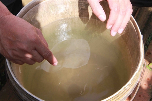 Nước giếng bơm lên có mùi nồng nặc và có váng dầu. Nước giếng bơm lên có mùi nồng nặc và có váng dầu.