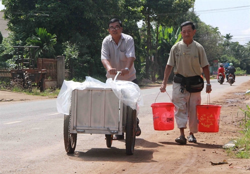 Người dân thôn Quỳnh Ngọc phải đi mua nước do nước giếng bị nhiễm xăng dầu. Người dân thôn Quỳnh Ngọc phải đi mua nước do nước giếng bị nhiễm xăng dầu.