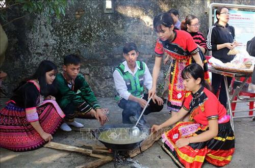 Học sinh trải nghiệm nấu Thắng cố - món ăn đặc trưng của đồng báo dân tộc Mông. Ảnh: Diệp Anh - TTXVN