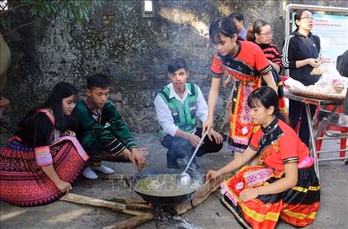 Học sinh trải nghiệm nấu Thắng cố - món ăn đặc trưng của đồng báo dân tộc Mông. Ảnh: Diệp Anh - TTXVN Học sinh trải nghiệm nấu Thắng cố - món ăn đặc trưng của đồng báo dân tộc Mông. Ảnh: Diệp Anh - TTXVN