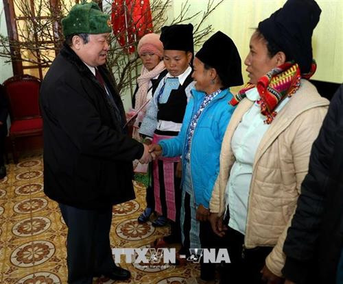 Chủ tịch Trung ương Hội nông dân Việt Nam Thào Xuân Sùng đến thăm tặng quà các hộ nông dân nghèo xã Chiềng On và xã Phiêng Khoài, huyện Yên Châu nhân dịp Tết Nguyên đán Mậu Tuất 2018. Ảnh: Vũ Sinh - TTXVN Chủ tịch Trung ương Hội nông dân Việt Nam Thào Xuân Sùng đến thăm tặng quà các hộ nông dân nghèo xã Chiềng On và xã Phiêng Khoài, huyện Yên Châu nhân dịp Tết Nguyên đán Mậu Tuất 2018. Ảnh: Vũ Sinh - TTXVN