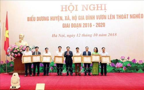 Phó Thủ tướng Chính phủ Vương Đình Huệ, Trưởng Ban Chỉ đạo Trung ương các Chương trình mục tiêu quốc gia tặng Bằng khen của Thủ tướng Chính phủ cho 8 huyện thoát nghèo tại Hội nghị. Ảnh: Anh Tuấn – TTXVN Phó Thủ tướng Chính phủ Vương Đình Huệ, Trưởng Ban Chỉ đạo Trung ương các Chương trình mục tiêu quốc gia tặng Bằng khen của Thủ tướng Chính phủ cho 8 huyện thoát nghèo tại Hội nghị. Ảnh: Anh Tuấn – TTXVN