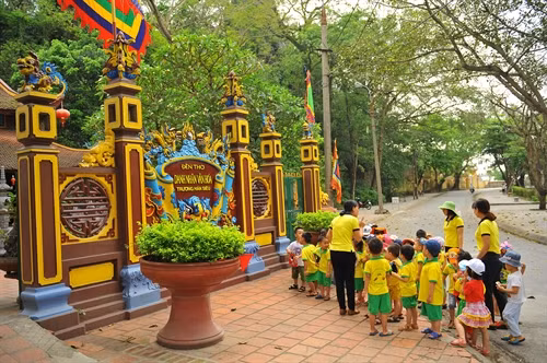 Đền thờ Trương Hán Siêu tại chân núi Non Nước thuộc công viên Dục Thúy Sơn nằm bên sông Đáy ở thành phố Ninh Bình.