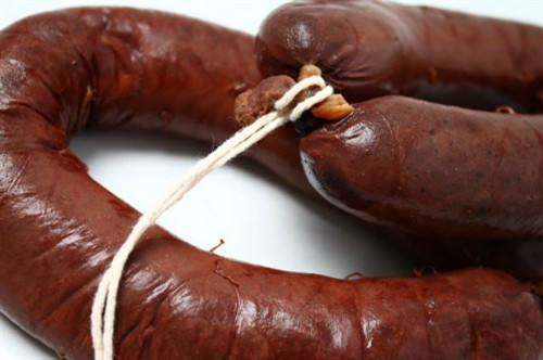 Xúc xích đỏ Trong ẩm thực Pháp, boudin noir là xúc xích đỏ hay dồi làm từ tiết lợn trộn cùng dấm và tùy vùng miền mà thêm các nguyên liệu khác như bánh mì, hành, gạo... đến khi đông lại. Hỗn hợp này được nhồi vào khúc ruột bằng phễu. Món này được phục vụ theo nhiều cách khác nhau, như xào với táo thái lát hoặc ăn nguội. Thực tế boudin noir không chỉ có ở Pháp mà cả các nước châu Âu khác là Anh, Đức, Bỉ, Tây Ban Nha... cũng tiêu thụ nhưng có tên gọi và thành phần khác nhau. Ảnh: Them-Apples. Ốc sên Nhiều người nghĩ ốc sên rất "ghê" và chúng chỉ khó nuốt nếu không biết chế biến đúng cách. Trước khi nấu, ốc sên được "nhồi" cho ăn những loại thảo dược đặc biệt để tẩy sạch hệ tiêu hóa của chúng, rồi sơ chế bằng cách rửa, luộc và nấu. Các công đoạn trên có thể kéo dài tới vài ngày. Sự kỳ công đó lý giải vì sao món ốc sên rất đắt đỏ và chỉ dành cho giới sành ăn ở Pháp. Khi chế biến ốc sên được làm sạch, lấy ra khỏi vỏ để chế biến (thường là nướng) rồi đặt lại vào vỏ với bơ và sốt để phục vụ thực khách. Cách phổ biến nhất là kết hợp ốc sên với bơ và tỏi, gà hoặc rượu vang. Một số nguyên liệu gia tăng hương vị có thể thêm vào như cỏ xạ hương, mùi tây, hạt thông. Trên bàn ăn, ốc sên thường được bày 6 - 12 con một đĩa và luôn đi kèm mỗi người một bộ gắp, dĩa lấy ruột ốc cho khách dễ ăn. Ảnh: NPR. Đầu bê Người Pháp gọi món này là tête de veau, nghĩa đen chính là đầu bê. Đây là món mất khá nhiều thời gian để chuẩn bị. Đầu cần lọc xương rồi lấy phần thịt cuộn cùng lưỡi thành một bó rồi ướp gia vị để luộc sôi chừng 3 tiếng cùng các loại rau củ tới khi sủi bọt và được bao bọc mởi một lớp chất béo. Khi đem lên bàn ăn, óc bê được ăn kèm sốt gribiche (một kiểu mayonnaise làm từ trứng lạnh) hoặc sốt ravigote (làm từ rau, nước hầm thịt và rau thơm). Vào thời kỳ khó khăn, những người nghèo ở Pháp vẫn làm món này theo cách truyền thống nhưng sử dụng đầu lợn. Ảnh: Keldelice. Lá lách bê Lá lách bê (hay ris de veau trong tiếng Pháp) phải được làm sạch bằng nước lạnh, nước muối vài lần trước khi chế biến. Sau đó chúng được đem đi ép, cắt ra để chiên hoặc om. Món ăn này cũng được cho là có nguồn gốc từ những người nghèo, tận dụng mọi bộ phận của động vật để làm thức ăn và về sau lại trở thành đặc sản. Hơn nữa, Pháp có rất truyền thống nuôi nhiều bò sữa, những con không cho sữa sẽ trở thành nguồn thực phẩm sẵn có. Ảnh: Inspirational Food. Cầu gai Cầu gai hay còn gọi là nhum biển, nhím biển có mùi của muối kết hợp với tảo thối làm một có thể làm thực khách thấy "ớn" khi mới ăn lần đầu. Món này không khó làm, tuy nhiên người chế biến cần có đôi bao tay dày để tránh lớp gai châm vào da khi cắt chút vỏ làm hở phần thịt bên trong. Trong các nhà hàng cầu gai đã được cắt sẵn để thực khách ăn bằng một chiếc thìa nhỏ. Phần màu cam bên trong vỏ ăn sống với chanh như sushi hoặc nấu súp hay chế biến với trứng omelette. Ảnh: Flickr. Xúc xích đỏ Trong ẩm thực Pháp, boudin noir là xúc xích đỏ hay dồi làm từ tiết lợn trộn cùng dấm và tùy vùng miền mà thêm các nguyên liệu khác như bánh mì, hành, gạo... đến khi đông lại. Hỗn hợp này được nhồi vào khúc ruột bằng phễu. Món này được phục vụ theo nhiều cách khác nhau, như xào với táo thái lát hoặc ăn nguội. Thực tế boudin noir không chỉ có ở Pháp mà cả các nước châu Âu khác là Anh, Đức, Bỉ, Tây Ban Nha... cũng tiêu thụ nhưng có tên gọi và thành phần khác nhau. Ảnh: Them-Apples. Ốc sên Nhiều người nghĩ ốc sên rất "ghê" và chúng chỉ khó nuốt nếu không biết chế biến đúng cách. Trước khi nấu, ốc sên được "nhồi" cho ăn những loại thảo dược đặc biệt để tẩy sạch hệ tiêu hóa của chúng, rồi sơ chế bằng cách rửa, luộc và nấu. Các công đoạn trên có thể kéo dài tới vài ngày. Sự kỳ công đó lý giải vì sao món ốc sên rất đắt đỏ và chỉ dành cho giới sành ăn ở Pháp. Khi chế biến ốc sên được làm sạch, lấy ra khỏi vỏ để chế biến (thường là nướng) rồi đặt lại vào vỏ với bơ và sốt để phục vụ thực khách. Cách phổ biến nhất là kết hợp ốc sên với bơ và tỏi, gà hoặc rượu vang. Một số nguyên liệu gia tăng hương vị có thể thêm vào như cỏ xạ hương, mùi tây, hạt thông. Trên bàn ăn, ốc sên thường được bày 6 - 12 con một đĩa và luôn đi kèm mỗi người một bộ gắp, dĩa lấy ruột ốc cho khách dễ ăn. Ảnh: NPR. Đầu bê Người Pháp gọi món này là tête de veau, nghĩa đen chính là đầu bê. Đây là món mất khá nhiều thời gian để chuẩn bị. Đầu cần lọc xương rồi lấy phần thịt cuộn cùng lưỡi thành một bó rồi ướp gia vị để luộc sôi chừng 3 tiếng cùng các loại rau củ tới khi sủi bọt và được bao bọc mởi một lớp chất béo. Khi đem lên bàn ăn, óc bê được ăn kèm sốt gribiche (một kiểu mayonnaise làm từ trứng lạnh) hoặc sốt ravigote (làm từ rau, nước hầm thịt và rau thơm). Vào thời kỳ khó khăn, những người nghèo ở Pháp vẫn làm món này theo cách truyền thống nhưng sử dụng đầu lợn. Ảnh: Keldelice. Lá lách bê Lá lách bê (hay ris de veau trong tiếng Pháp) phải được làm sạch bằng nước lạnh, nước muối vài lần trước khi chế biến. Sau đó chúng được đem đi ép, cắt ra để chiên hoặc om. Món ăn này cũng được cho là có nguồn gốc từ những người nghèo, tận dụng mọi bộ phận của động vật để làm thức ăn và về sau lại trở thành đặc sản. Hơn nữa, Pháp có rất truyền thống nuôi nhiều bò sữa, những con không cho sữa sẽ trở thành nguồn thực phẩm sẵn có. Ảnh: Inspirational Food. Cầu gai Cầu gai hay còn gọi là nhum biển, nhím biển có mùi của muối kết hợp với tảo thối làm một có thể làm thực khách thấy "ớn" khi mới ăn lần đầu. Món này không khó làm, tuy nhiên người chế biến cần có đôi bao tay dày để tránh lớp gai châm vào da khi cắt chút vỏ làm hở phần thịt bên trong. Trong các nhà hàng cầu gai đã được cắt sẵn để thực khách ăn bằng một chiếc thìa nhỏ. Phần màu cam bên trong vỏ ăn sống với chanh như sushi hoặc nấu súp hay chế biến với trứng omelette. Ảnh: Flickr.