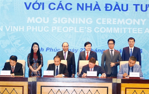 Thủ tướng Nguyễn Xuân Phúc chứng kiến lễ ký biên bản ghi nhớ giữa Ủy ban nhân dân tỉnh Vĩnh Phúc và các nhà đầu tư. Ảnh: Thống Nhất-TTXVN