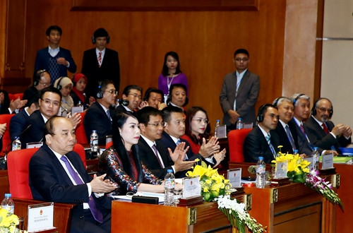 Thủ tướng Nguyễn Xuân Phúc và các đại biểu dự Hội nghị xúc tiến đầu tư tỉnh Vĩnh Phúc 2016. Ảnh: Thống Nhất-TTXVN