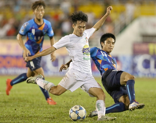 Cầu thủ Nguyễn Văn Toàn (áo trắng) đạt cả hai danh hiệu Cầu thủ Việt Nam xuất sắc nhất và Cầu thủ Việt Nam ấn tượng nhất. Đội U21 Hoàng Anh Gia Lai. Trong ảnh: Cầu thủ Nguyễn Văn Toàn trong trận bán kết gặp đội Yokohama (áo xanh, Nhật Bản) tại giải bóng đá U21 Quốc tế báo Thanh Niên 2016. Ảnh: Quang Nhựt- TTXVN Cầu thủ Nguyễn Văn Toàn (áo trắng) đạt cả hai danh hiệu Cầu thủ Việt Nam xuất sắc nhất và Cầu thủ Việt Nam ấn tượng nhất. Đội U21 Hoàng Anh Gia Lai. Trong ảnh: Cầu thủ Nguyễn Văn Toàn trong trận bán kết gặp đội Yokohama (áo xanh, Nhật Bản) tại giải bóng đá U21 Quốc tế báo Thanh Niên 2016. Ảnh: Quang Nhựt- TTXVN