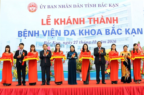 Bộ trưởng Bộ Y tế Nguyễn Thị Kim Tiến và các đại biểu cắt băng khánh thành bệnh viện. Ảnh: Dương Ngọc – TTXVN Bộ trưởng Bộ Y tế Nguyễn Thị Kim Tiến và các đại biểu cắt băng khánh thành bệnh viện. Ảnh: Dương Ngọc – TTXVN