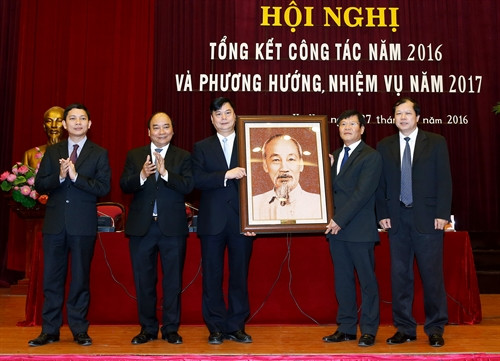 Thủ tướng Nguyễn Xuân Phúc tặng bức tranh đá "Chân dung Chủ tịch Hồ Chí Minh” cho Viện Hàn lâm Khoa học Xã hội Việt Nam. Ảnh:Thống Nhất-TTXVN