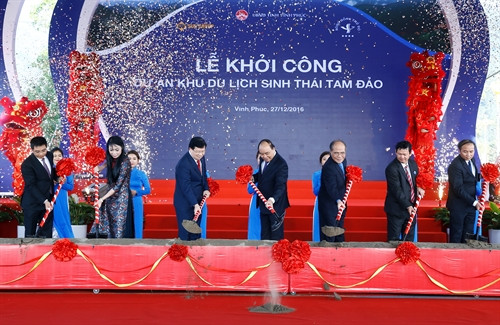 Thủ tướng Nguyễn Xuân Phúc và các đại biểu thực hiện nghi lễ động thổ. Ảnh: Thống Nhất-TTXVN