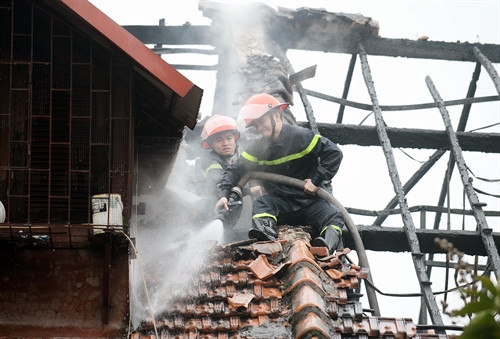 Sau những nỗ lực của lực lượng chức năng, đến 13 giờ 15 phút cùng ngày, vụ hỏa hoạn tại ngôi nhà số 83 và số 81 phố Phùng Hưng, Hà Nội đã được khống chế cơ bản. Ảnh: Phạm Kiên- TTXVN Sau những nỗ lực của lực lượng chức năng, đến 13 giờ 15 phút cùng ngày, vụ hỏa hoạn tại ngôi nhà số 83 và số 81 phố Phùng Hưng, Hà Nội đã được khống chế cơ bản. Ảnh: Phạm Kiên- TTXVN