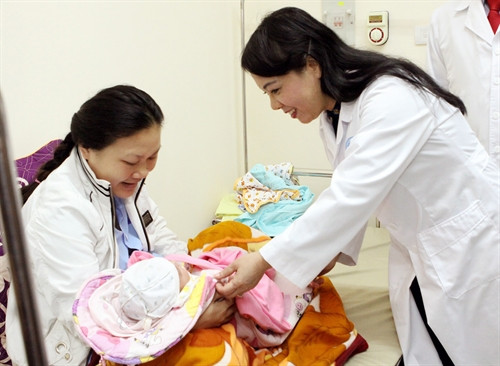 Bộ trưởng Bộ Y tế Nguyễn Thị Kim Tiến thăm các bệnh nhân tại khoa sản, Bệnh viện Đa khoa tỉnh Bắc Kạn. Ảnh: Dương Ngọc – TTXVN Bộ trưởng Bộ Y tế Nguyễn Thị Kim Tiến thăm các bệnh nhân tại khoa sản, Bệnh viện Đa khoa tỉnh Bắc Kạn. Ảnh: Dương Ngọc – TTXVN