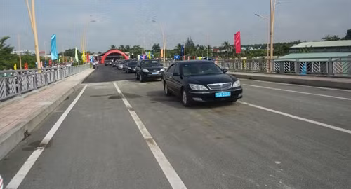Những chiếc xe đầu tiên qua cầu Trần Văn Sớm (cầu Giá Rai) trong ngày thông xe. Ảnh: Huỳnh Sử- TTXVN