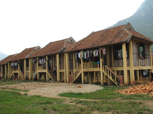 Những căn nhà sàn hiện đại, khang trang, vững chắc được dựng lên bằng các cột, xà bê tông đang dần thay thế những căn nhà được làm bằng gỗ là thực tế khá phố biển hiện nay ở nhiều bản làng tại Nghệ An. Cách làm này vừa tiết kiệm được chi phí xây dựng cho người dân cũng như hạn chế tình trạng phá rừng. Ảnh: kienviet.net Những căn nhà sàn hiện đại, khang trang, vững chắc được dựng lên bằng các cột, xà bê tông đang dần thay thế những căn nhà được làm bằng gỗ là thực tế khá phố biển hiện nay ở nhiều bản làng tại Nghệ An. Cách làm này vừa tiết kiệm được chi phí xây dựng cho người dân cũng như hạn chế tình trạng phá rừng. Ảnh: kienviet.net