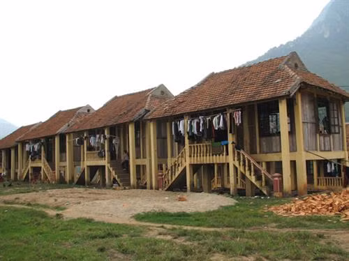 Những căn nhà sàn hiện đại, khang trang, vững chắc được dựng lên bằng các cột, xà bê tông đang dần thay thế những căn nhà được làm bằng gỗ là thực tế khá phố biển hiện nay ở nhiều bản làng tại Nghệ An. Cách làm này vừa tiết kiệm được chi phí xây dựng cho người dân cũng như hạn chế tình trạng phá rừng. Ảnh: kienviet.net
