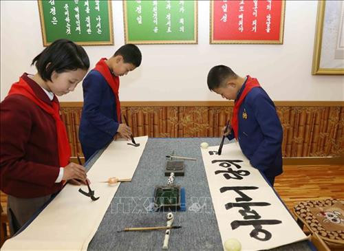 Thủ đô Bình Nhưỡng ngày nay mang một dáng vẻ hiện đại. Ảnh: Phương Hoa – TTXVN Những ngôi nhà cao tầng được sơn nhiều màu sắc mang dáng vẻ hiện đại cho Thủ đô Bình Nhưỡng. Ảnh: Phương Hoa- TTXVN Toàn cảnh thành phố Bình Nhưỡng nhìn từ trên cao. Ảnh: Phương Hoa – TTXVN Tiết mục hòa nhạc của Dàn nhạc Công Huân quốc gia Triều Tiên. Ảnh: Phương Hoa – TTXVN Đúng dịp sinh nhật của Chủ tịch Kim Nhật Thành, Triển lãm hoa được tổ chức tại Thủ đô Bình Nhưỡng. Ảnh: Phương Hoa – TTXVN Một gia đình Triều Tiên tham quan Triển lãm hoa Kim Nhật Thành. Ảnh: Phương Hoa – TTXVN Phụ nữ Triều Tiên mặc trang phục truyền thống vào xem Triển lãm hoa Kim Nhật Thành. Ảnh: Phương Hoa – TTXVN Người dân Triều Tiên xếp hàng vào xem Triển lãm hoa Kim Nhật Thành. Ảnh: Phương Hoa – TTXVN Một ngôi nhà truyền thống bên cạnh những công trình hiện đại. Ảnh: Phương Hoa – TTXVN Người dân và thiếu niên Triều Tiên đến vui chơi ở công viên. Ảnh: Phương Hoa – TTXVN Ngày cuối tuần, người dân Triều Tiên đến vui chơi ở các công viên nổi tiếng. Ảnh: Phương Hoa – TTXVN Một gian hàng dược phẩm ở Bình Nhưỡng. Ảnh: Phương Hoa – TTXVN Học sinh học môn thể thao yêu thích ở trường học. Ảnh: Phương Hoa – TTXVN Lớp học âm nhạc của học sinh Triều Tiên. Ảnh: Phương Hoa – TTXVN Lớp dạy lập trình tại Cung Học sinh Thiếu niên Vạn Cảnh Đài. Ảnh: Phương Hoa – TTXVN Triều Tiên rất chú trọng đến việc phát triển toàn diện con người, học sinh được tham gia các lớp học nghệ thuật. Ảnh: Phương Hoa- TTXVN Học sinh Triều Tiên học viết thư pháp. Ảnh: Phương Hoa – TTXVN Một cặp vợ chồng sắp cưới chụp ảnh trước Bảo tàng Chiến thắng Chiến tranh Giải phóng Tổ quốc. Ảnh: Phương Hoa – TTXVN Người dân xếp hàng trật tự lên phương tiện giao thông công cộng. Ảnh: Phương Hoa- TTXVN Cung Thái Dương Kumsusan-nơi an nghỉ của Chủ tịch Kim Nhật Thành và Kim Jong - Il. Ảnh: Phương Hoa – TTXVN Nhà ga trung tâm ở Thủ đô Bình Nhưỡng. Ảnh: Phương Hoa – TTXVN Tòa nhà Quốc hội ở Thủ đô Bình Nhưỡng. Ảnh: Phương Hoa – TTXVN Ngoài phương tiện giao thông công cộng, người dân Bình Nhưỡng thường xuyên sử dụng xe đạp. Ảnh: Phương Hoa – TTXVN Hoa nở trên đường phố cùng với những ngôi nhà cao tầng mang nhiều màu sắc rực rỡ. Ảnh: Phương Hoa – TTXVN Tượng "Vạn Lý Mã" - bức tượng nổi tiếng ở Bình Nhưỡng. Ảnh: Phương Hoa – TTXVN Những dãy phố với công trình kiến trúc hiện đại được xây dựng ở Bình Nhưỡng. Ảnh: Phương Hoa – TTXVN Nhiều chung cư cao tầng được xây dựng phục vụ chỗ ở cho người dân ở Thủ đô Bình Nhưỡng. Ảnh: Phương Hoa – TTXVN Khải Hoàn Môn - một công trình nổi tiếng ở Bình Nhưỡng. Ảnh: Phương Hoa – TTXVN Tháp Chủ thể cao 170 m là Tượng đài về học thuyết tự lực tự cường ở Triều Tiên. Ảnh: Phương Hoa – TTXVN Một công trình kiến trúc truyền thống của Triều Tiên tại Thủ đô Bình Nhưỡng. Ảnh: Phương Hoa – TTXVN Quảng trường Kim Nhật Thành, nơi tổ chức các sự kiện lớn của Triều Tiên. Ảnh: Phương Hoa – TTXVN Pin năng lượng mặt trời được sử dụng ở nhiều nơi tại Thủ đô Bình Nhưỡng. Ảnh: Phương Hoa – TTXVN Ô tô điện là phương tiện giao thông công cộng phổ biển ở Bình Nhưỡng. Ảnh: Phương Hoa – TTXVN Nhà ga Bình Nhưỡng nhìn từ trên cao. Ảnh: Phương Hoa – TTXVN Tòa nhà Ryugyong cao 330m ở Thủ đô Bình Nhưỡng. Ảnh: Phương Hoa – TTXVN Một công trình lịch sử ở Thủ đô Bình Nhưỡng. Ảnh: Phương Hoa – TTXVN Học sinh mầm non được cô giáo dẫn đi dã ngoại. Ảnh: Phương Hoa – TTXVN Thủ đô Bình Nhưỡng nhìn từ trên cao. Ảnh: Phương Hoa – TTXVN Khu Chang Jong, nơi tập trung nhiều nhà cao tầng. Ảnh: Phương Hoa – TTXVN Thủ đô Bình Nhưỡng ngày nay mang một dáng vẻ hiện đại. Ảnh: Phương Hoa – TTXVN Những ngôi nhà cao tầng được sơn nhiều màu sắc mang dáng vẻ hiện đại cho Thủ đô Bình Nhưỡng. Ảnh: Phương Hoa- TTXVN Toàn cảnh thành phố Bình Nhưỡng nhìn từ trên cao. Ảnh: Phương Hoa – TTXVN Tiết mục hòa nhạc của Dàn nhạc Công Huân quốc gia Triều Tiên. Ảnh: Phương Hoa – TTXVN Đúng dịp sinh nhật của Chủ tịch Kim Nhật Thành, Triển lãm hoa được tổ chức tại Thủ đô Bình Nhưỡng. Ảnh: Phương Hoa – TTXVN Một gia đình Triều Tiên tham quan Triển lãm hoa Kim Nhật Thành. Ảnh: Phương Hoa – TTXVN Phụ nữ Triều Tiên mặc trang phục truyền thống vào xem Triển lãm hoa Kim Nhật Thành. Ảnh: Phương Hoa – TTXVN Người dân Triều Tiên xếp hàng vào xem Triển lãm hoa Kim Nhật Thành. Ảnh: Phương Hoa – TTXVN Một ngôi nhà truyền thống bên cạnh những công trình hiện đại. Ảnh: Phương Hoa – TTXVN Người dân và thiếu niên Triều Tiên đến vui chơi ở công viên. Ảnh: Phương Hoa – TTXVN Ngày cuối tuần, người dân Triều Tiên đến vui chơi ở các công viên nổi tiếng. Ảnh: Phương Hoa – TTXVN Một gian hàng dược phẩm ở Bình Nhưỡng. Ảnh: Phương Hoa – TTXVN Học sinh học môn thể thao yêu thích ở trường học. Ảnh: Phương Hoa – TTXVN Lớp học âm nhạc của học sinh Triều Tiên. Ảnh: Phương Hoa – TTXVN Lớp dạy lập trình tại Cung Học sinh Thiếu niên Vạn Cảnh Đài. Ảnh: Phương Hoa – TTXVN Triều Tiên rất chú trọng đến việc phát triển toàn diện con người, học sinh được tham gia các lớp học nghệ thuật. Ảnh: Phương Hoa- TTXVN Học sinh Triều Tiên học viết thư pháp. Ảnh: Phương Hoa – TTXVN Một cặp vợ chồng sắp cưới chụp ảnh trước Bảo tàng Chiến thắng Chiến tranh Giải phóng Tổ quốc. Ảnh: Phương Hoa – TTXVN Người dân xếp hàng trật tự lên phương tiện giao thông công cộng. Ảnh: Phương Hoa- TTXVN Cung Thái Dương Kumsusan-nơi an nghỉ của Chủ tịch Kim Nhật Thành và Kim Jong - Il. Ảnh: Phương Hoa – TTXVN Nhà ga trung tâm ở Thủ đô Bình Nhưỡng. Ảnh: Phương Hoa – TTXVN Tòa nhà Quốc hội ở Thủ đô Bình Nhưỡng. Ảnh: Phương Hoa – TTXVN Ngoài phương tiện giao thông công cộng, người dân Bình Nhưỡng thường xuyên sử dụng xe đạp. Ảnh: Phương Hoa – TTXVN Hoa nở trên đường phố cùng với những ngôi nhà cao tầng mang nhiều màu sắc rực rỡ. Ảnh: Phương Hoa – TTXVN Tượng "Vạn Lý Mã" - bức tượng nổi tiếng ở Bình Nhưỡng. Ảnh: Phương Hoa – TTXVN Những dãy phố với công trình kiến trúc hiện đại được xây dựng ở Bình Nhưỡng. Ảnh: Phương Hoa – TTXVN Nhiều chung cư cao tầng được xây dựng phục vụ chỗ ở cho người dân ở Thủ đô Bình Nhưỡng. Ảnh: Phương Hoa – TTXVN Khải Hoàn Môn - một công trình nổi tiếng ở Bình Nhưỡng. Ảnh: Phương Hoa – TTXVN Tháp Chủ thể cao 170 m là Tượng đài về học thuyết tự lực tự cường ở Triều Tiên. Ảnh: Phương Hoa – TTXVN Một công trình kiến trúc truyền thống của Triều Tiên tại Thủ đô Bình Nhưỡng. Ảnh: Phương Hoa – TTXVN Quảng trường Kim Nhật Thành, nơi tổ chức các sự kiện lớn của Triều Tiên. Ảnh: Phương Hoa – TTXVN Pin năng lượng mặt trời được sử dụng ở nhiều nơi tại Thủ đô Bình Nhưỡng. Ảnh: Phương Hoa – TTXVN Ô tô điện là phương tiện giao thông công cộng phổ biển ở Bình Nhưỡng. Ảnh: Phương Hoa – TTXVN Nhà ga Bình Nhưỡng nhìn từ trên cao. Ảnh: Phương Hoa – TTXVN Tòa nhà Ryugyong cao 330m ở Thủ đô Bình Nhưỡng. Ảnh: Phương Hoa – TTXVN Một công trình lịch sử ở Thủ đô Bình Nhưỡng. Ảnh: Phương Hoa – TTXVN Học sinh mầm non được cô giáo dẫn đi dã ngoại. Ảnh: Phương Hoa – TTXVN Thủ đô Bình Nhưỡng nhìn từ trên cao. Ảnh: Phương Hoa – TTXVN Khu Chang Jong, nơi tập trung nhiều nhà cao tầng. Ảnh: Phương Hoa – TTXVN