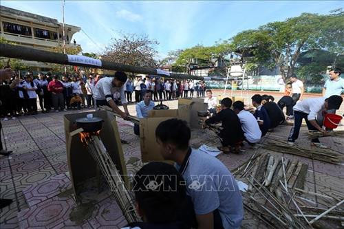 Các đội thi nấu món thịt băm gói lá nướng. Ảnh: Phan Tuấn Anh - TTXVN Các đội thi nấu cơm tẻ bằng nồi gang. Ảnh: Phan Tuấn Anh - TTXVN Các đội thi nấu cơm tẻ bằng nồi gang. Ảnh: Phan Tuấn Anh - TTXVN Học sinh tham gia trò chơi "Đi cầu Kiều đánh trống". Ảnh: Phan Tuấn Anh - TTXVN Các đội thi nấu cơm. Ảnh: Phan Tuấn Anh - TTXVN Học sinh tham gia trò chơi "Đi cầu Kiều đánh trống". Ảnh: Phan Tuấn Anh - TTXVN Các đội thi nhảy sạp. Ảnh: Phan Tuấn Anh - TTXVN Học sinh thi nhảy sạp. Ảnh: Phan Tuấn Anh - TTXVN Các đội thi nấu món thịt băm gói lá nướng. Ảnh: Phan Tuấn Anh - TTXVN Các đội thi nấu cơm tẻ bằng nồi gang. Ảnh: Phan Tuấn Anh - TTXVN Các đội thi nấu cơm tẻ bằng nồi gang. Ảnh: Phan Tuấn Anh - TTXVN Học sinh tham gia trò chơi "Đi cầu Kiều đánh trống". Ảnh: Phan Tuấn Anh - TTXVN Các đội thi nấu cơm. Ảnh: Phan Tuấn Anh - TTXVN Học sinh tham gia trò chơi "Đi cầu Kiều đánh trống". Ảnh: Phan Tuấn Anh - TTXVN Các đội thi nhảy sạp. Ảnh: Phan Tuấn Anh - TTXVN Học sinh thi nhảy sạp. Ảnh: Phan Tuấn Anh - TTXVN