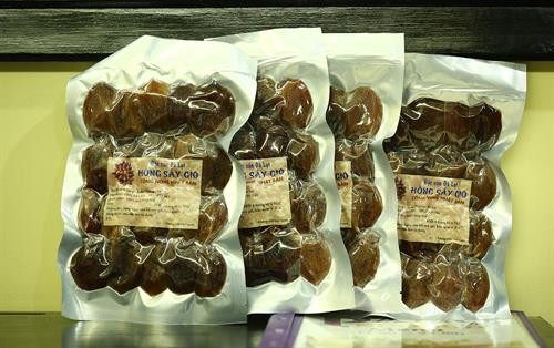 Khoảng cách giữa các dây treo hồng được cách nhau khoảng 25cm để bảo đảm tỷ lệ hồng treo không quá dầy khiến gió cũng như ánh nắng chiếu không vào được. Thung lũng Vàng, Khe Sanh, khu vực ngoại ô như Trại Mát, Cầu Đất, Đà Lạt tập trung đông với khoảng 300 cơ sở hồng treo gió. Đây còn được mệnh danh là thủ phủ của hồng với hàng trăm quả đồi bạt ngàn những vườn trồng hồng. Những cây hồng được trồng ở đây hầu hết là hồng giòn. Mùa hồng Đà Lạt bắt đầu từ giữa tháng 9 cho đến những mùa đông giá lạnh vào cuối tháng 11 đầu tháng 12. Vào thời điểm này thì các cây hồng đã trụi hẳn lá chỉ còn lại những quả hồng thắm đỏ trên cành cây. Trước đây, hồng giòn chỉ được người nông dân thu hoạch theo mùa vụ và bán cho các thương lái. Tuy nhiên từ năm 2012, những nông dân sản xuất hồng gió từ Nhật Bản và các chuyên gia nông nghiệp của Cơ quan hợp tác quốc tế Nhật Bản (JICA) tại Việt Nam đã đến Đà Lạt hướng dẫn cho hơn 100 hộ nông dân phương pháp chế biến hồng chỉ dùng nắng và gió tự nhiên. Hồng sau khi thu hoạch về, được người nông dân rửa sạch và phân loại. Những quả nào rụng cuống, bị dập trên đường vận chuyển sẽ được loại bỏ, sau đó tiếp tục được rửa nhiều lần bằng nước sạch. Gọt vỏ hồng cũng cần một kỹ thuật nhất định làm sao cho vỏ mỏng nhất và ko bị rụng cuống. Tiếp theo, hồng được vệ sinh sạch một lần nữa rồi đưa lên khay chuyển vào lò sấy khoảng hai đến ba giờ. Ông Trần Bình, chủ cơ sở hồng treo gió Hoàng Bình, cho biết: “Để làm ra những trái hồng sấy chuẩn vị chúng tôi phải bỏ ra 20 – 30 ngày, tùy thuộc vào thời tiết, nhiệt độ và độ ẩm. Chỉ cần thời tiết không ủng hộ, trời mà cứ mưa một tuần không có nắng thì coi như mất trắng cả vụ”. Hồng treo sau khi sấy qua, sẽ được treo lên bằng một sợi dây buộc vào cuống. Những quả hồng sẽ được treo cách nhau khoảng 25cm. Khoảng cách giữa các dây cũng được cách nhau khoảng 25cm để bảo đảm tỷ lệ hồng treo không quá dầy khiến gió cũng như ánh nắng chiếu không vào được. Sau khi một mẻ hồng được treo lên, người nông dân sẽ buộc một tờ lịch đánh dấu số ngày của mẻ hồng đó. Những quả hồng gió sau khoảng 15 ngày sẽ teo nhỏ lại. Ông Bình cũng chia sẻ thêm: “Làm hồng treo gió thu nhập có cao hơn thật nhưng kỳ công lắm. Phải bảo đảm các yếu tố vệ sinh, nhà lồng không để cho côn trùng bay vào. Người nông dân muốn vào nhà lồng đều phải qua một quá trình tẩy trùng trên người mới được vào thăm”. Để quả hồng ngon và ngọt hơn. Người nông dân còn phải “mát xa” nhẹ đề tay cho những quả hồng. Ông Bình cho biết: "Trong khi hồng sấy truyền thống có giá khoảng 200.000 - 250.000 đồng/kg thì hồng sấy treo theo công nghệ Nhật Bản được bán từ 400.000 - 420.000 đồng/kg nhưng không có đủ hàng để cung cấp cho thị trường do thời điểm gần Tết nhu cầu tiêu thụ lớn". Chính vì giá trị của hồng sấy theo công nghệ Nhật Bản tăng cao so với cách làm truyền thống nên ngày càng có nhiều cơ sở sản xuất ra đời. Đặc biệt, đã có hợp tác xã hồng sấy gió tại thôn Đất Làng (xã Xuân Thọ, TP Đà Lạt) được nhiều du khách biết đến và đánh giá cao về chất lượng. Cùng với việc phát triển ngành kinh tế nông nghiệp sạch, áp dụng công nghệ vào nông nghiệp, người nông dân thôn Đất Làng bắt đầu hướng tới phát triển theo hướng mô hình du lịch trải nghiệm tại các vườn hồng treo gió. Khoảng cách giữa các dây treo hồng được cách nhau khoảng 25cm để bảo đảm tỷ lệ hồng treo không quá dầy khiến gió cũng như ánh nắng chiếu không vào được. Thung lũng Vàng, Khe Sanh, khu vực ngoại ô như Trại Mát, Cầu Đất, Đà Lạt tập trung đông với khoảng 300 cơ sở hồng treo gió. Đây còn được mệnh danh là thủ phủ của hồng với hàng trăm quả đồi bạt ngàn những vườn trồng hồng. Những cây hồng được trồng ở đây hầu hết là hồng giòn. Mùa hồng Đà Lạt bắt đầu từ giữa tháng 9 cho đến những mùa đông giá lạnh vào cuối tháng 11 đầu tháng 12. Vào thời điểm này thì các cây hồng đã trụi hẳn lá chỉ còn lại những quả hồng thắm đỏ trên cành cây. Trước đây, hồng giòn chỉ được người nông dân thu hoạch theo mùa vụ và bán cho các thương lái. Tuy nhiên từ năm 2012, những nông dân sản xuất hồng gió từ Nhật Bản và các chuyên gia nông nghiệp của Cơ quan hợp tác quốc tế Nhật Bản (JICA) tại Việt Nam đã đến Đà Lạt hướng dẫn cho hơn 100 hộ nông dân phương pháp chế biến hồng chỉ dùng nắng và gió tự nhiên. Hồng sau khi thu hoạch về, được người nông dân rửa sạch và phân loại. Những quả nào rụng cuống, bị dập trên đường vận chuyển sẽ được loại bỏ, sau đó tiếp tục được rửa nhiều lần bằng nước sạch. Gọt vỏ hồng cũng cần một kỹ thuật nhất định làm sao cho vỏ mỏng nhất và ko bị rụng cuống. Tiếp theo, hồng được vệ sinh sạch một lần nữa rồi đưa lên khay chuyển vào lò sấy khoảng hai đến ba giờ. Ông Trần Bình, chủ cơ sở hồng treo gió Hoàng Bình, cho biết: “Để làm ra những trái hồng sấy chuẩn vị chúng tôi phải bỏ ra 20 – 30 ngày, tùy thuộc vào thời tiết, nhiệt độ và độ ẩm. Chỉ cần thời tiết không ủng hộ, trời mà cứ mưa một tuần không có nắng thì coi như mất trắng cả vụ”. Hồng treo sau khi sấy qua, sẽ được treo lên bằng một sợi dây buộc vào cuống. Những quả hồng sẽ được treo cách nhau khoảng 25cm. Khoảng cách giữa các dây cũng được cách nhau khoảng 25cm để bảo đảm tỷ lệ hồng treo không quá dầy khiến gió cũng như ánh nắng chiếu không vào được. Sau khi một mẻ hồng được treo lên, người nông dân sẽ buộc một tờ lịch đánh dấu số ngày của mẻ hồng đó. Những quả hồng gió sau khoảng 15 ngày sẽ teo nhỏ lại. Ông Bình cũng chia sẻ thêm: “Làm hồng treo gió thu nhập có cao hơn thật nhưng kỳ công lắm. Phải bảo đảm các yếu tố vệ sinh, nhà lồng không để cho côn trùng bay vào. Người nông dân muốn vào nhà lồng đều phải qua một quá trình tẩy trùng trên người mới được vào thăm”. Để quả hồng ngon và ngọt hơn. Người nông dân còn phải “mát xa” nhẹ đề tay cho những quả hồng. Ông Bình cho biết: "Trong khi hồng sấy truyền thống có giá khoảng 200.000 - 250.000 đồng/kg thì hồng sấy treo theo công nghệ Nhật Bản được bán từ 400.000 - 420.000 đồng/kg nhưng không có đủ hàng để cung cấp cho thị trường do thời điểm gần Tết nhu cầu tiêu thụ lớn". Chính vì giá trị của hồng sấy theo công nghệ Nhật Bản tăng cao so với cách làm truyền thống nên ngày càng có nhiều cơ sở sản xuất ra đời. Đặc biệt, đã có hợp tác xã hồng sấy gió tại thôn Đất Làng (xã Xuân Thọ, TP Đà Lạt) được nhiều du khách biết đến và đánh giá cao về chất lượng. Cùng với việc phát triển ngành kinh tế nông nghiệp sạch, áp dụng công nghệ vào nông nghiệp, người nông dân thôn Đất Làng bắt đầu hướng tới phát triển theo hướng mô hình du lịch trải nghiệm tại các vườn hồng treo gió.